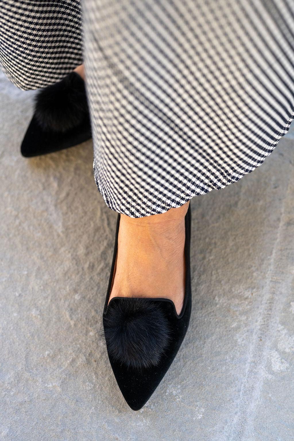 Nero Pompon Samt Pointy