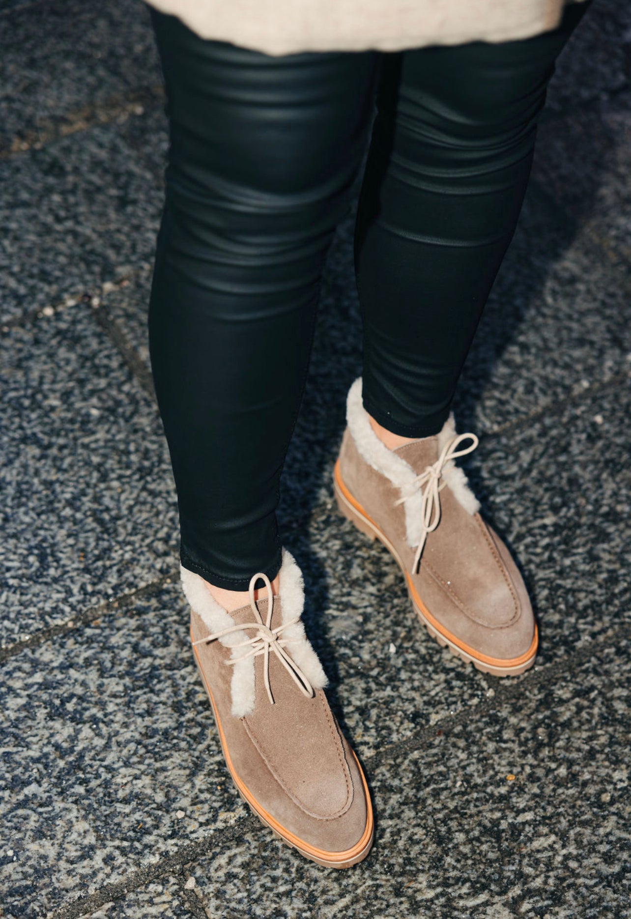 Schnür-Stiefelette Taupe gefüttert