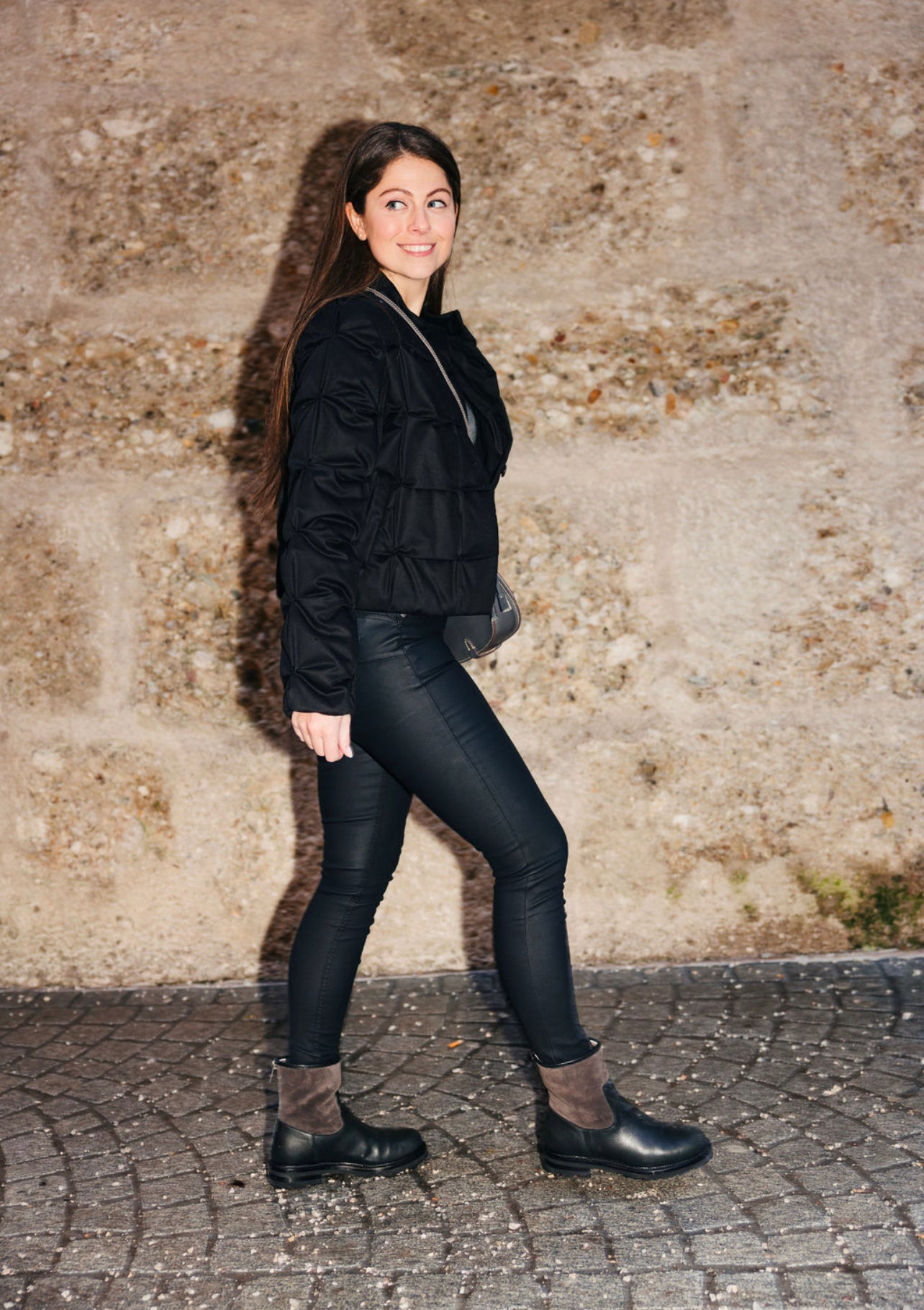 „Olivia“ Nero/Asphalt mit Lammfell gefüttert