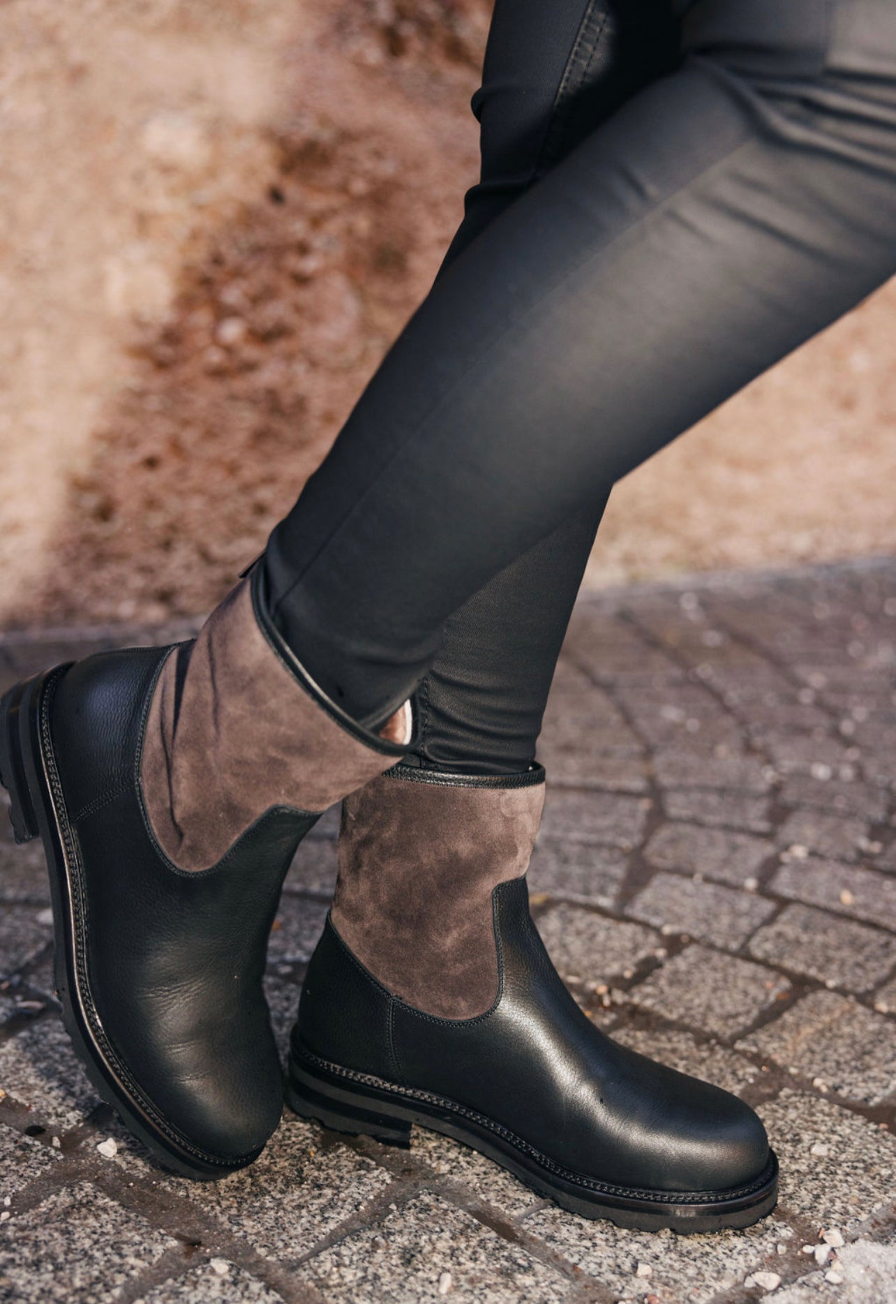 „Olivia“ Nero/Asphalt mit Lammfell gefüttert