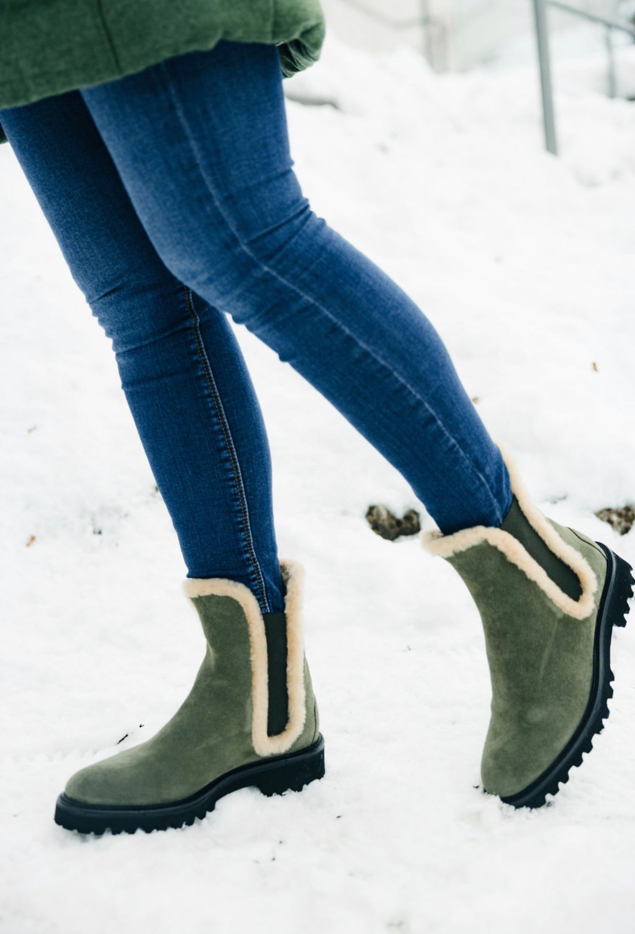 Chelseaboots Olive mit Lammfell gefüttert